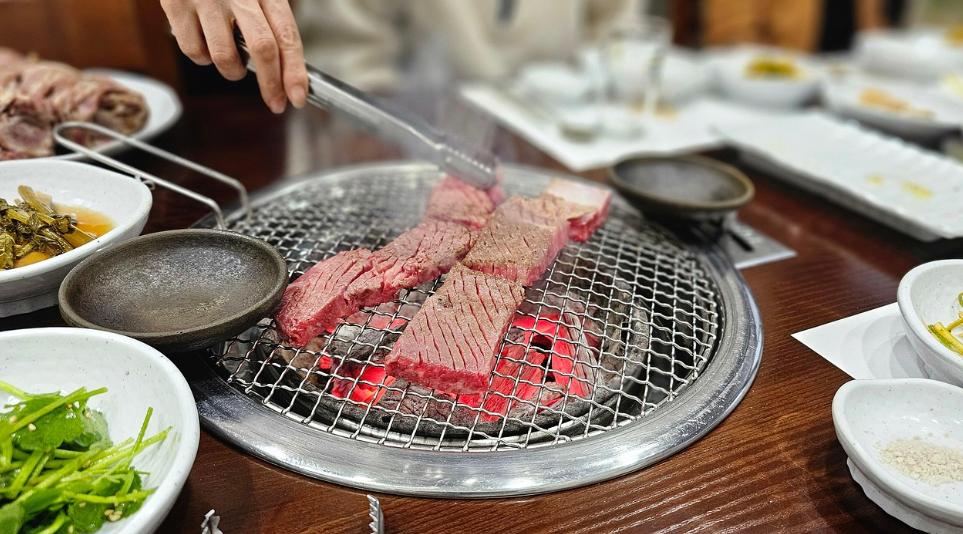 한우구이 숯불 사진